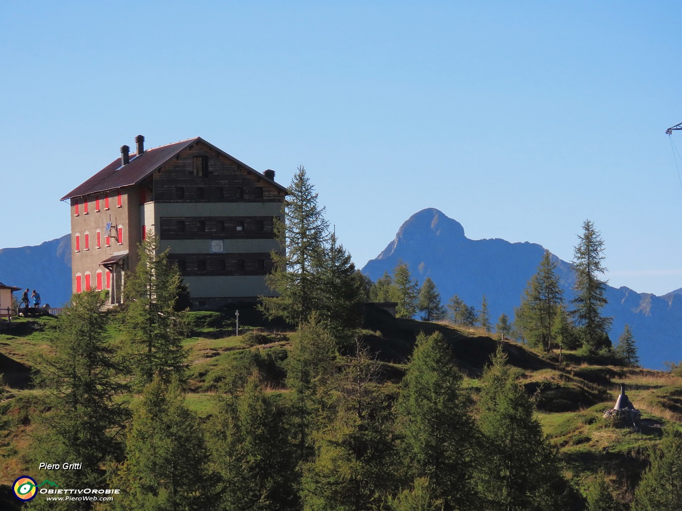 63 Dalla diga zoom sul Rifugio Laghi Gemelli.JPG